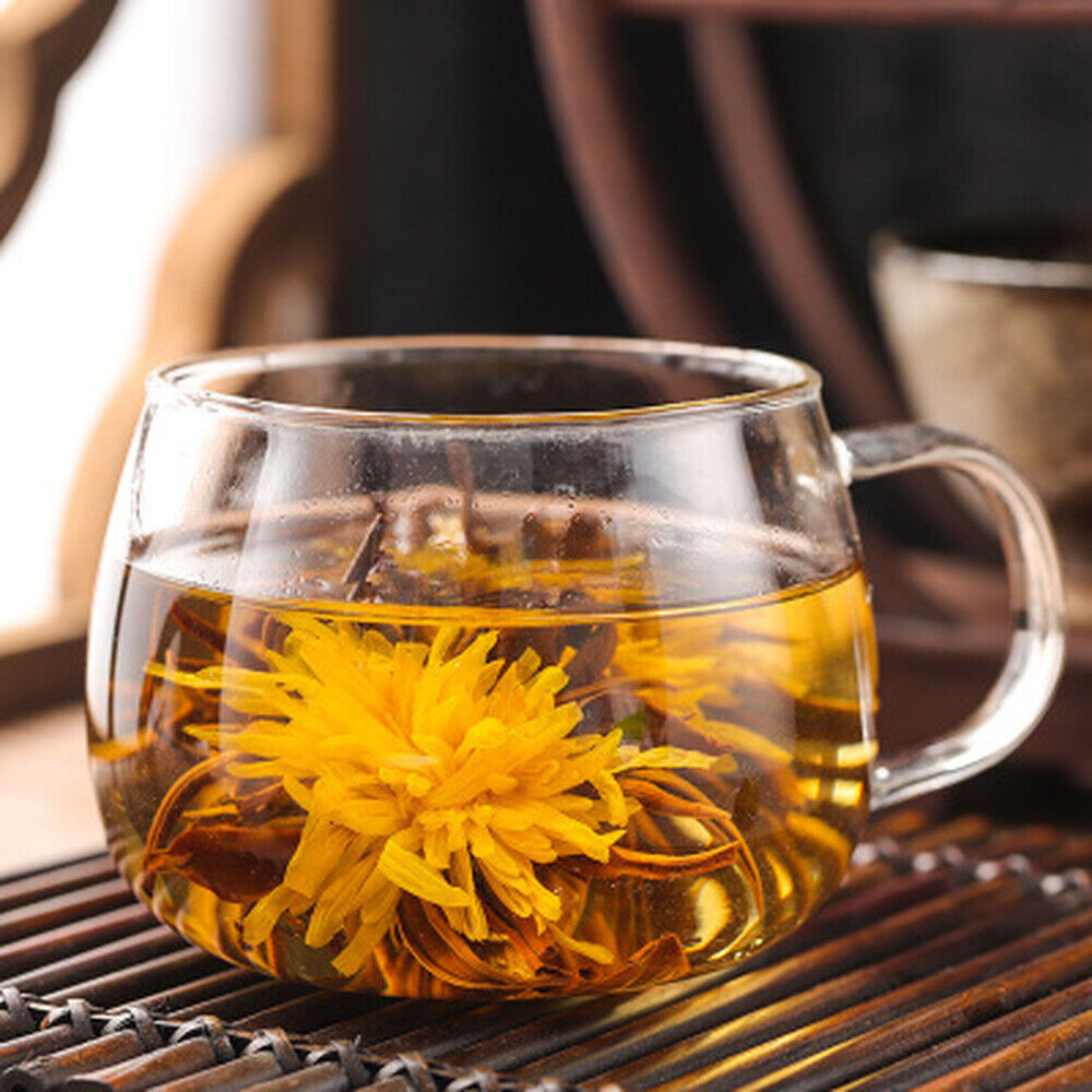 办公桌上的菊花枸杞茶