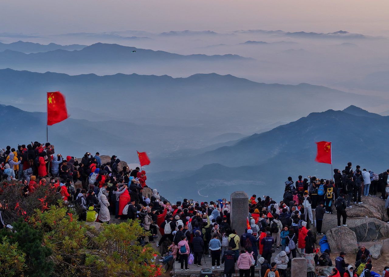 重阳节登高远眺的山景与秋色