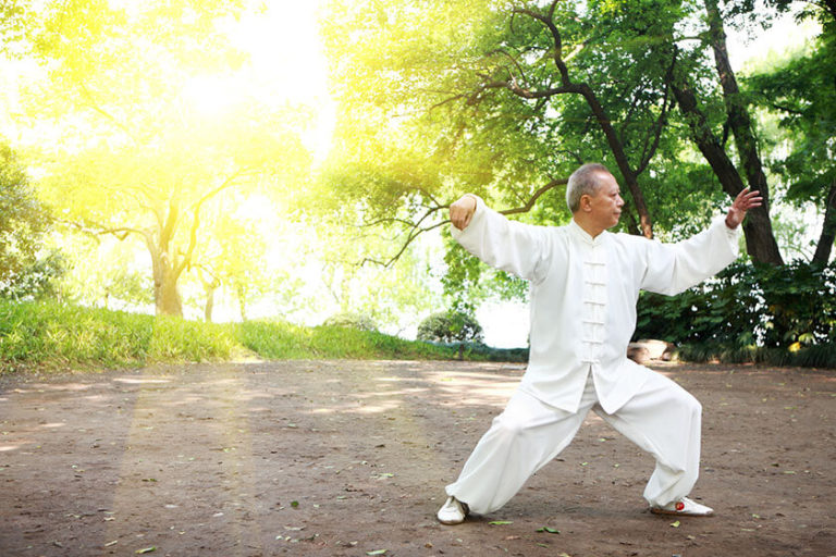 老人独自在阳台练习站桩,神情专注