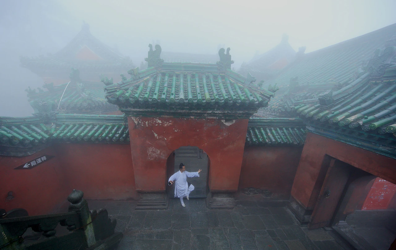 少林寺山门与晨雾中的练功场景插画