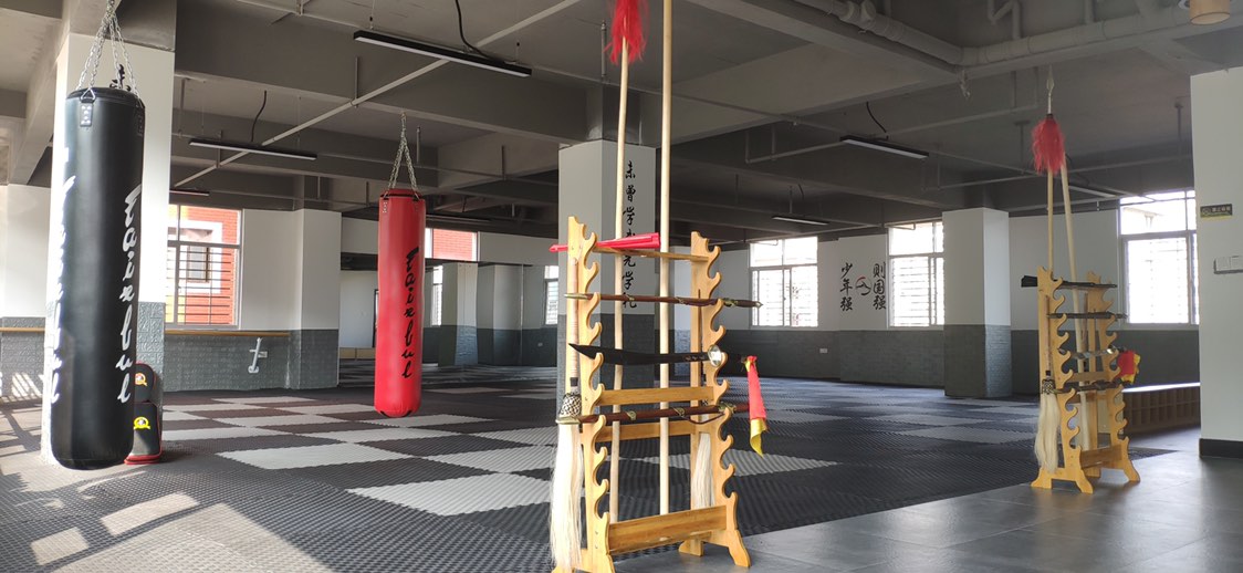 武馆兵器架上整齐排列的刀枪剑棍