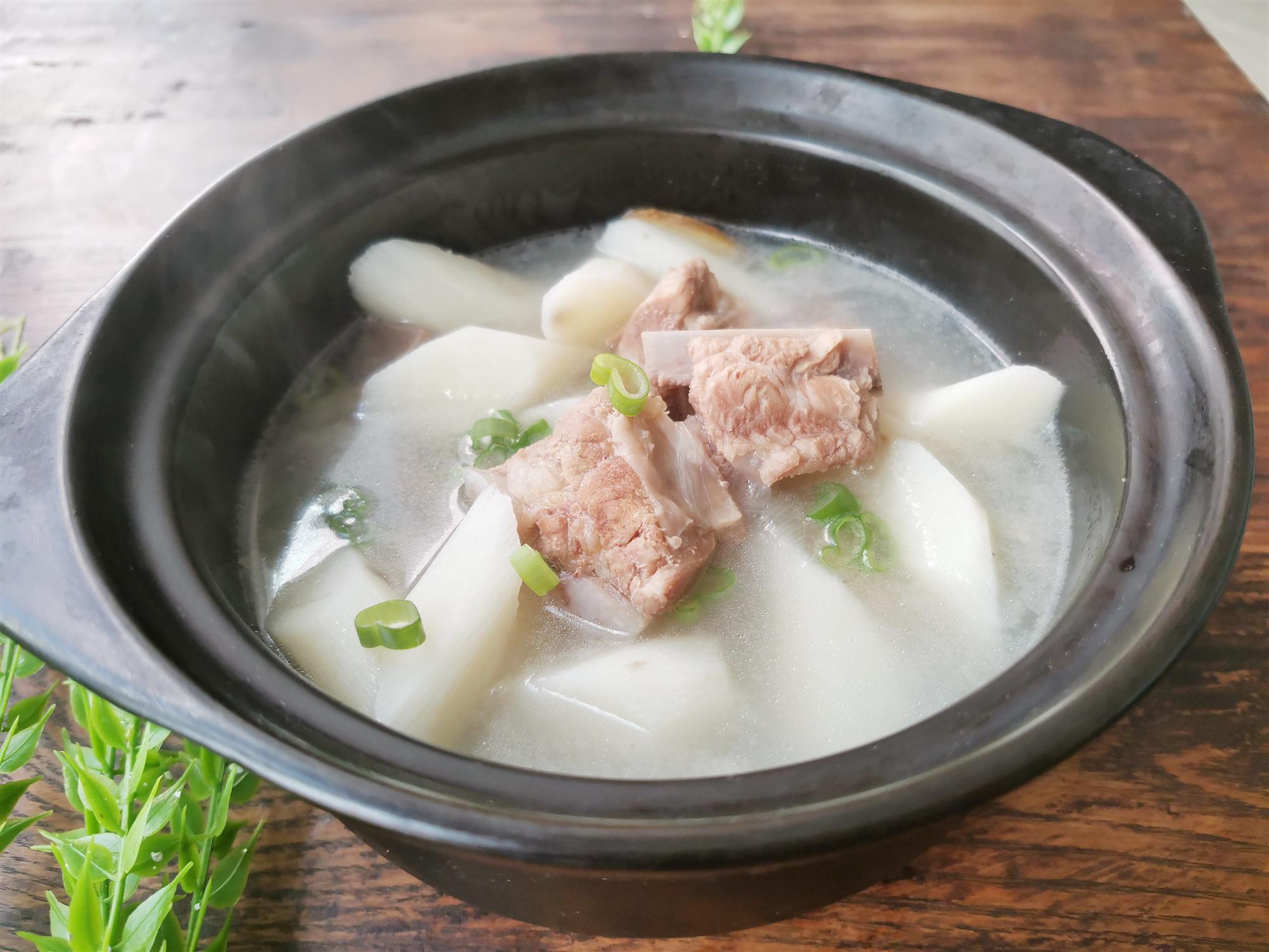 山药炖排骨和热粥