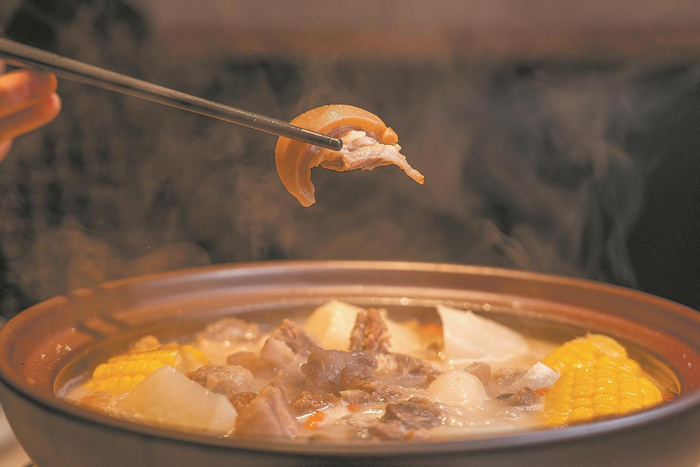 秋冬餐桌上的羊肉炖萝卜和生姜红枣茶